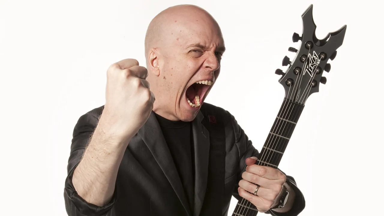 Devin Townsend: ricorda quando, per fare pratica con la voce, 'urlava contro un muro di pollame in una cella frigorifera'