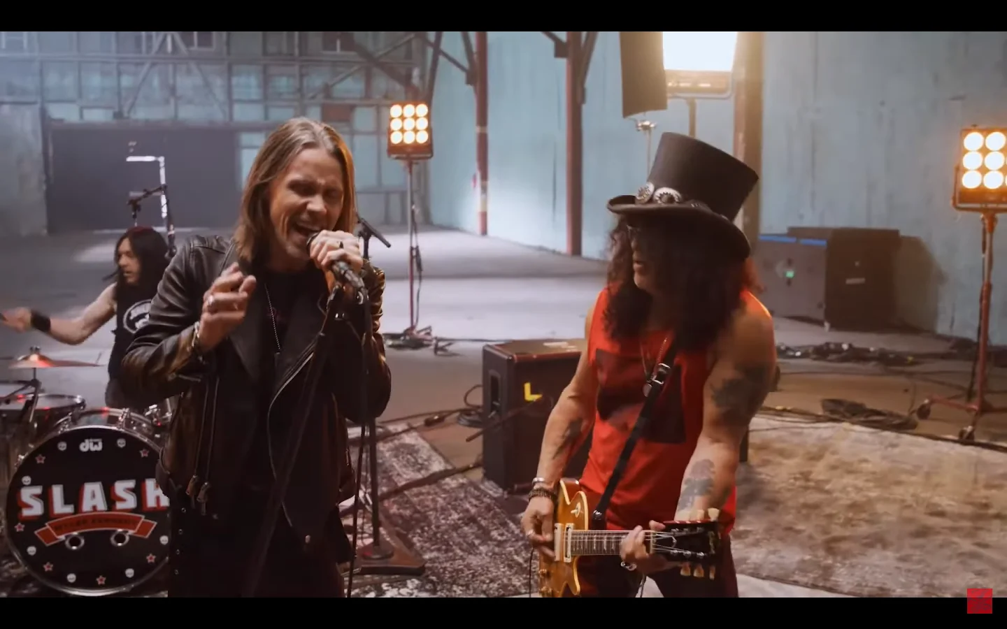Slash ft Myles Kennedy & The Conspirators: eseguono tutto il nuovo "4" dal vivo in studio (video)
