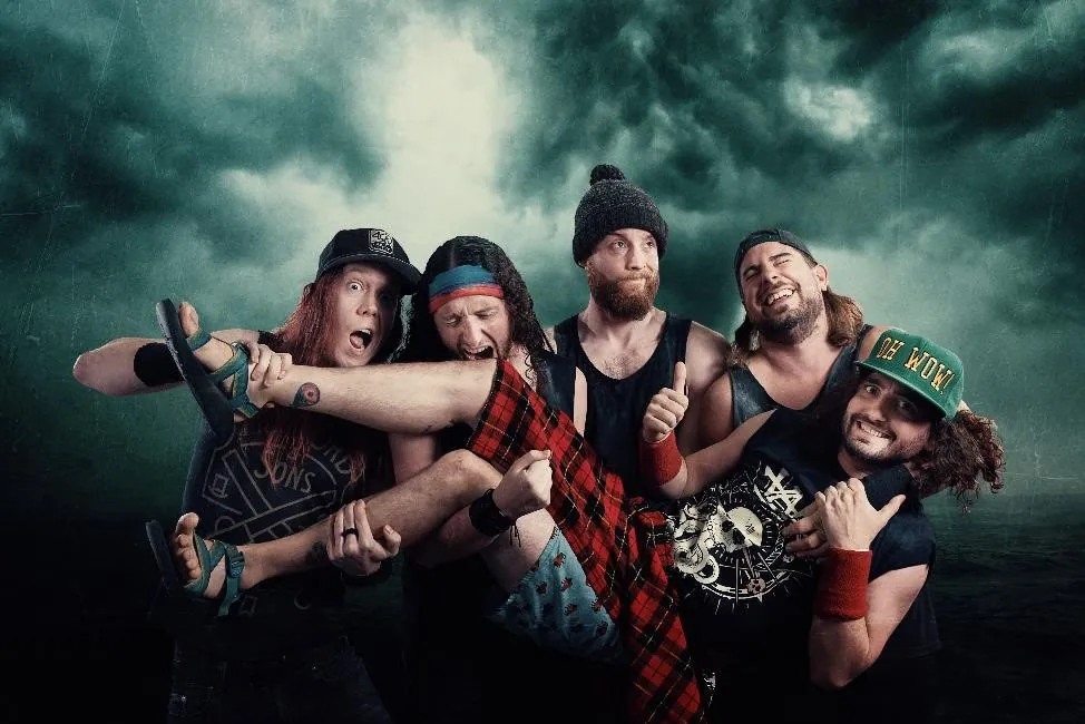 Alestorm: il live video di 'Zombies Ate My Pirate Ship'