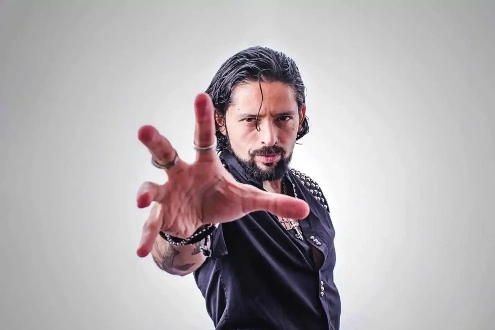Ronnie Romero: la title-track di "Too Many Lies, Too Many Masters"