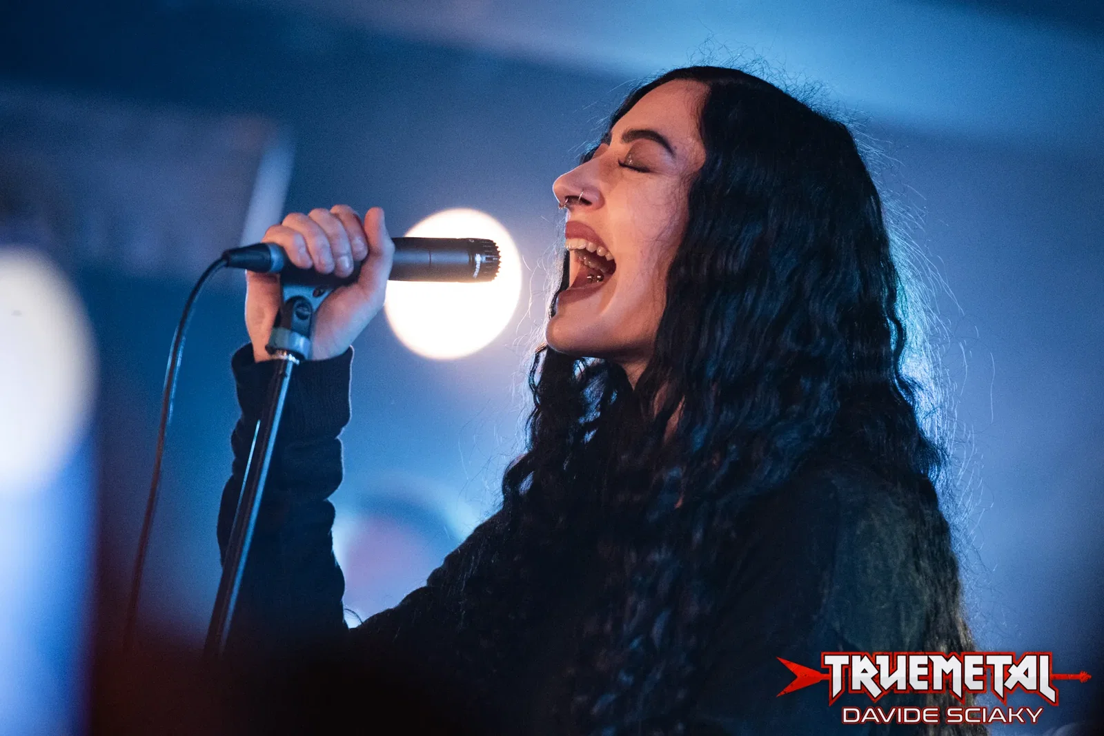 Messa: il video di "Fire on the Roof"