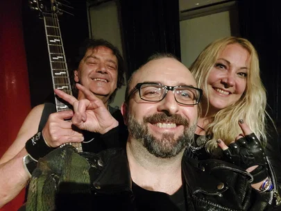 Tre metallari e una chitarra (da sin. Miky Fiorito, il sottoscritto e Paola Goitre)