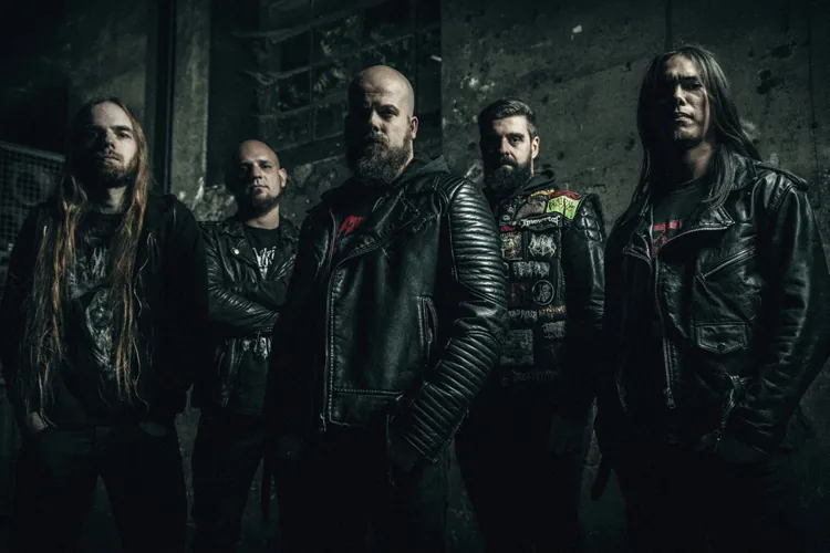 Nightbearer: a giugno il nuovo "Ghosts Of A Darkness To Come"; guarda il video di 'The Shadow's Waiting'