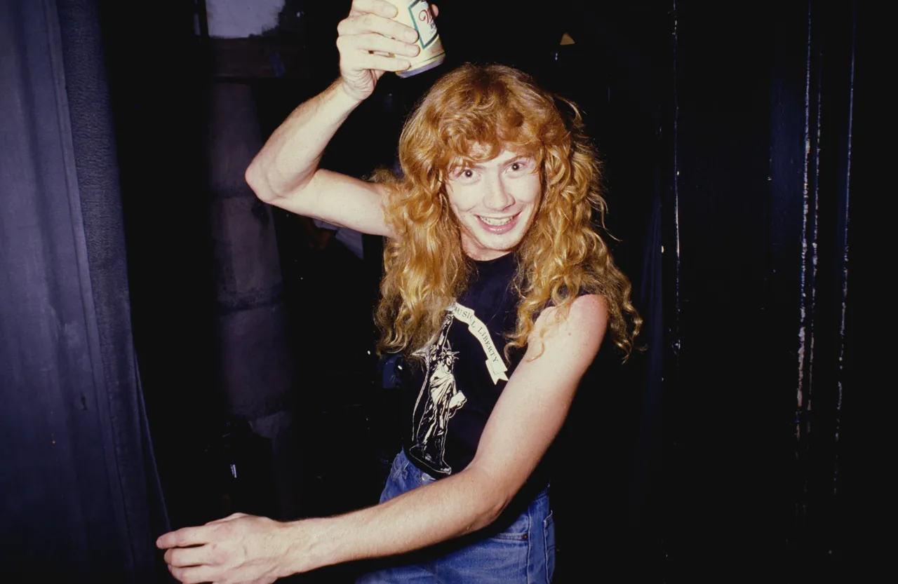 Megadeth: Dave Mustaine in incognito nel pubblico di un suo concerto regala plettri ai bambini