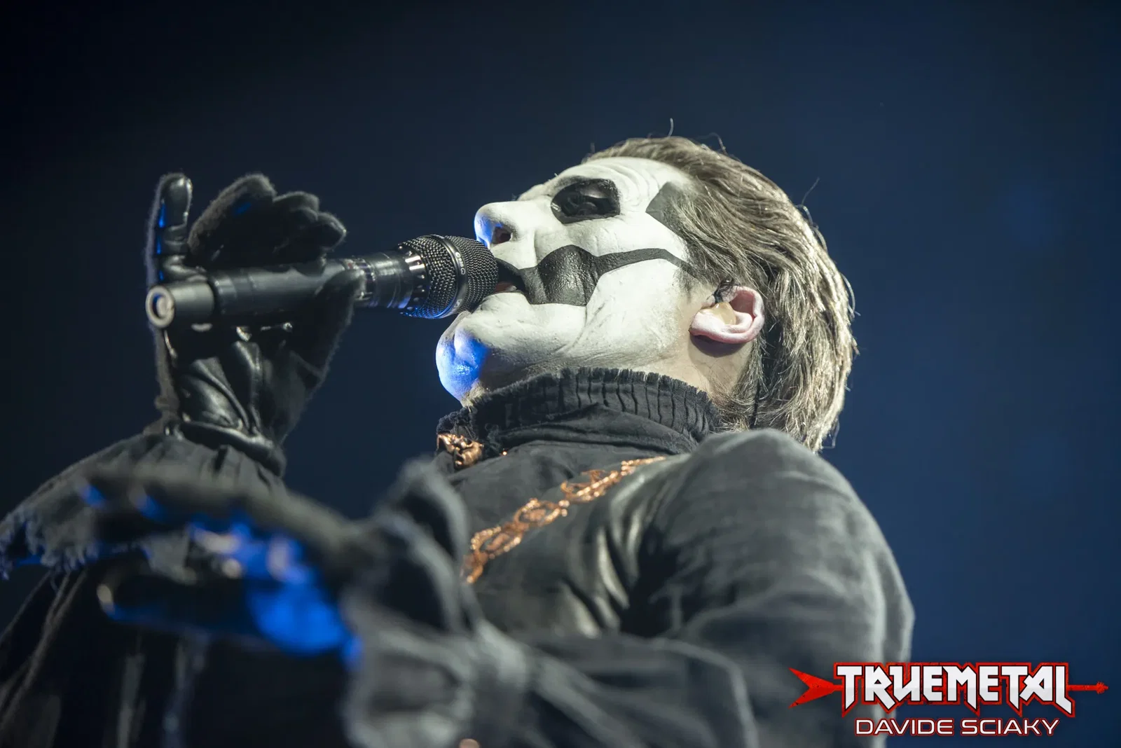 Ghost: costretti a chiudere prima il concerto all'Hellfest, Tobias Forge perde la voce