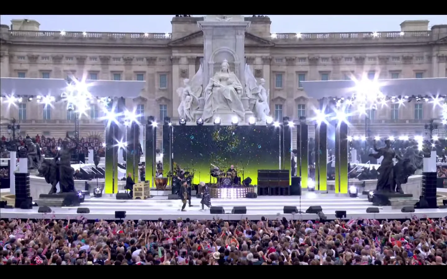 Queen: suonano dal vivo a Buckingham Palace per il Giubileo della regina Elisabetta (video)
