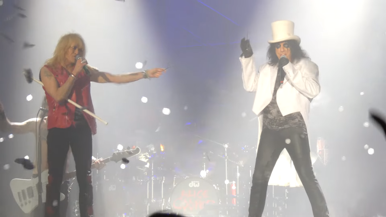 Alice Cooper: Michael Monroe lo raggiunge sul palco per 'School's Out'
