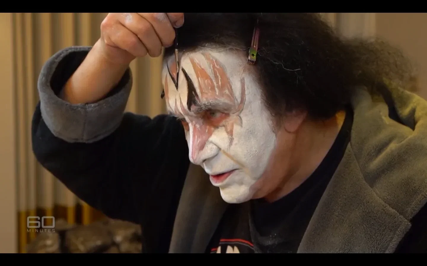 Kiss: Gene Simmons si mostra in un video mentre si trucca prima di un concerto