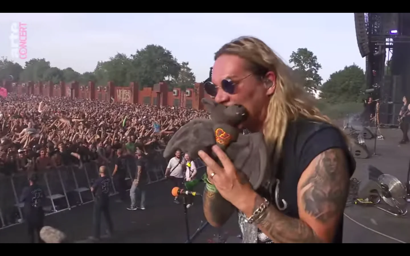 Steel Panther: dedicano a Ozzy Osbourne dal vivo 'Crazy Train' e staccano a morsi la testa del pipistrello peluche