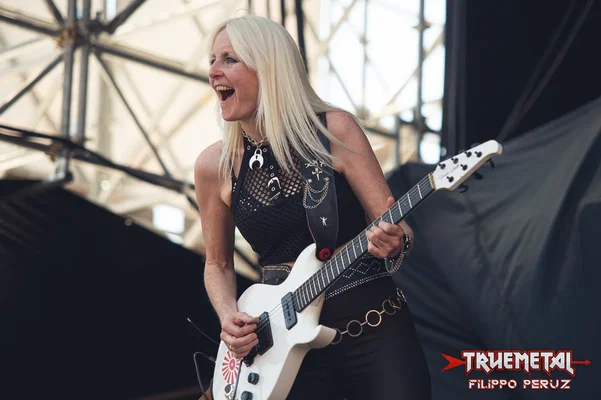 Girlschool-01