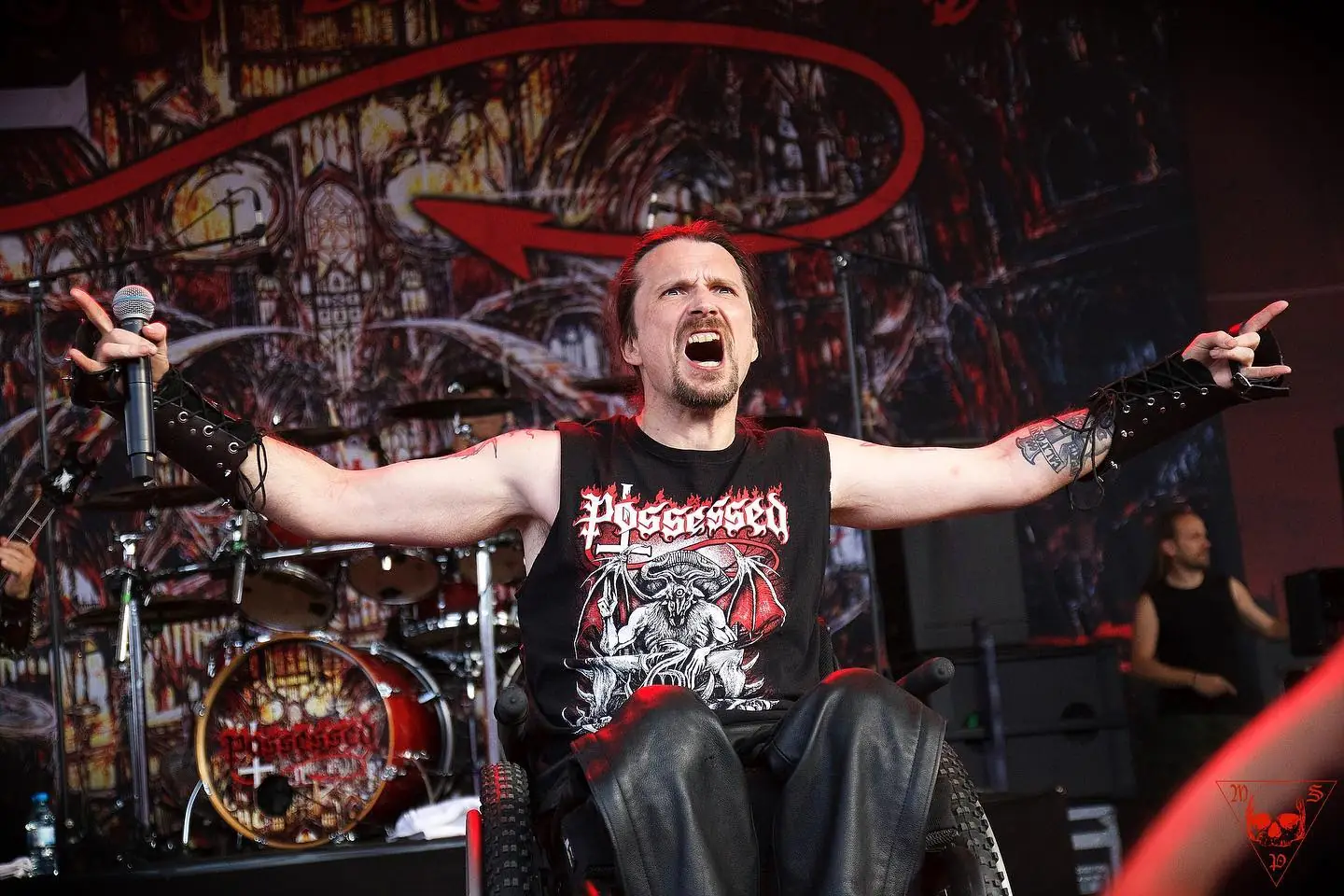 Possessed: Jeff Becerra sale sul palco con Max e Igor Cavalera per eseguire 'Death Metal'
