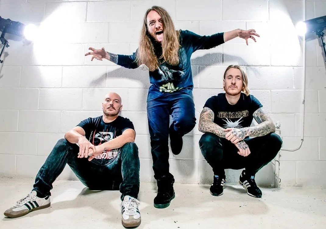 Ingested: guarda il guitar playthrough video di 'Shadows in Time'