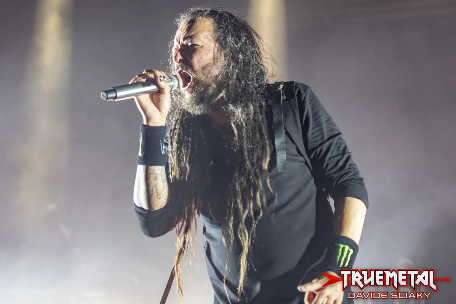 Korn: guarda Jonathan Davis mentre canta una cover sinfonica di "Freak on a Leash" con Yoshiki alla Walt Disney Concert Hall