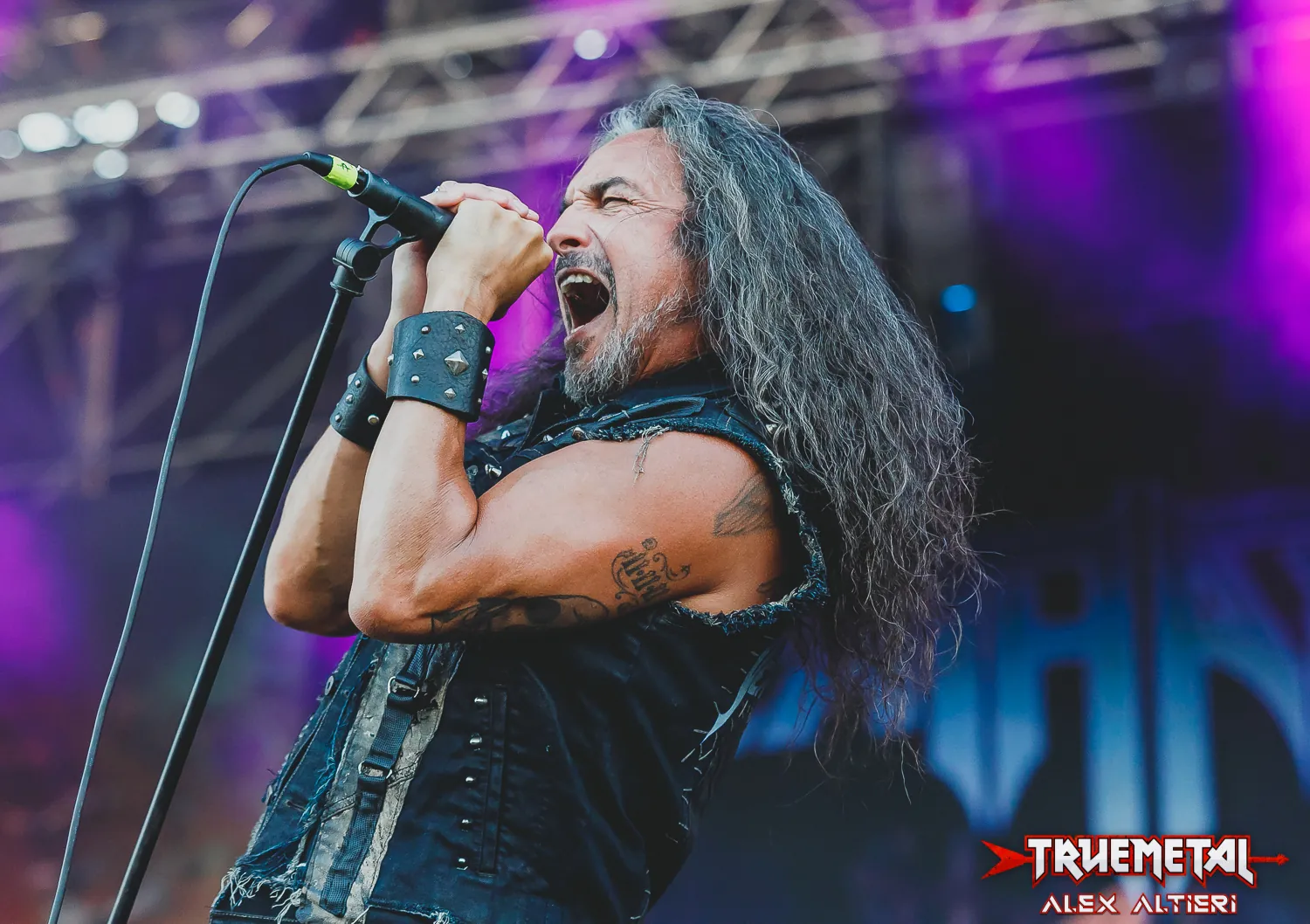 Death Angel: il video professionale dal vivo di 'Thrown To The Wolves'