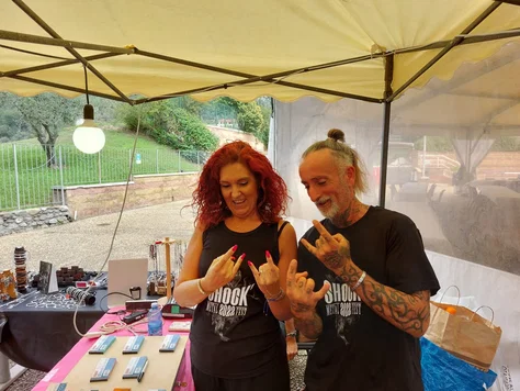 Corso accelerato di 'corna Metal' tenuto da Graziano