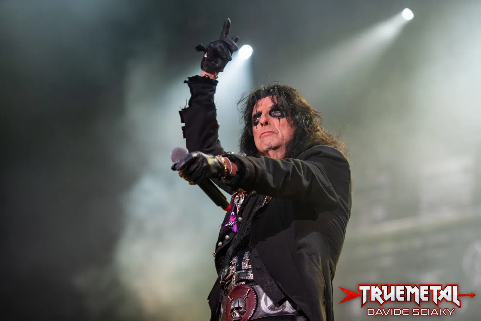 Alice Cooper: pubblicato il live video di "Ballad of Dwight Fry" con l'illusionista Criss Angel