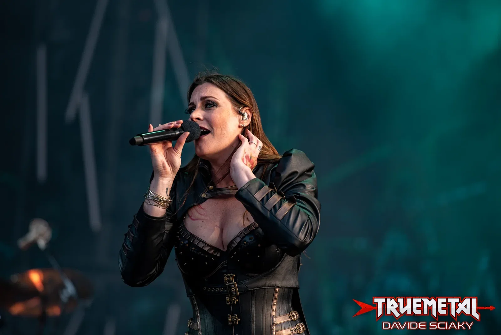 Floor Jansen: "Dopo l'annuncio della separazione dai Nightwish ho ricevuto tantissimi messaggi meravigliosi"