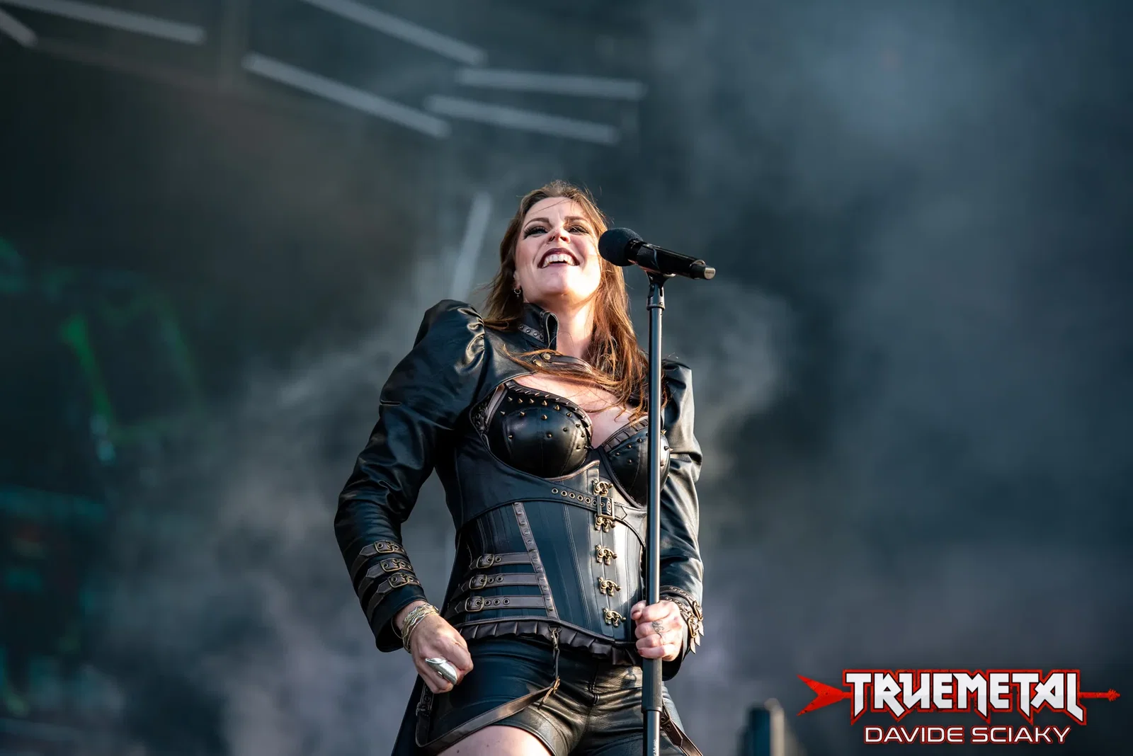 Nightwish: Floor Jansen annuncia il suo nuovo singolo da solista "Run"