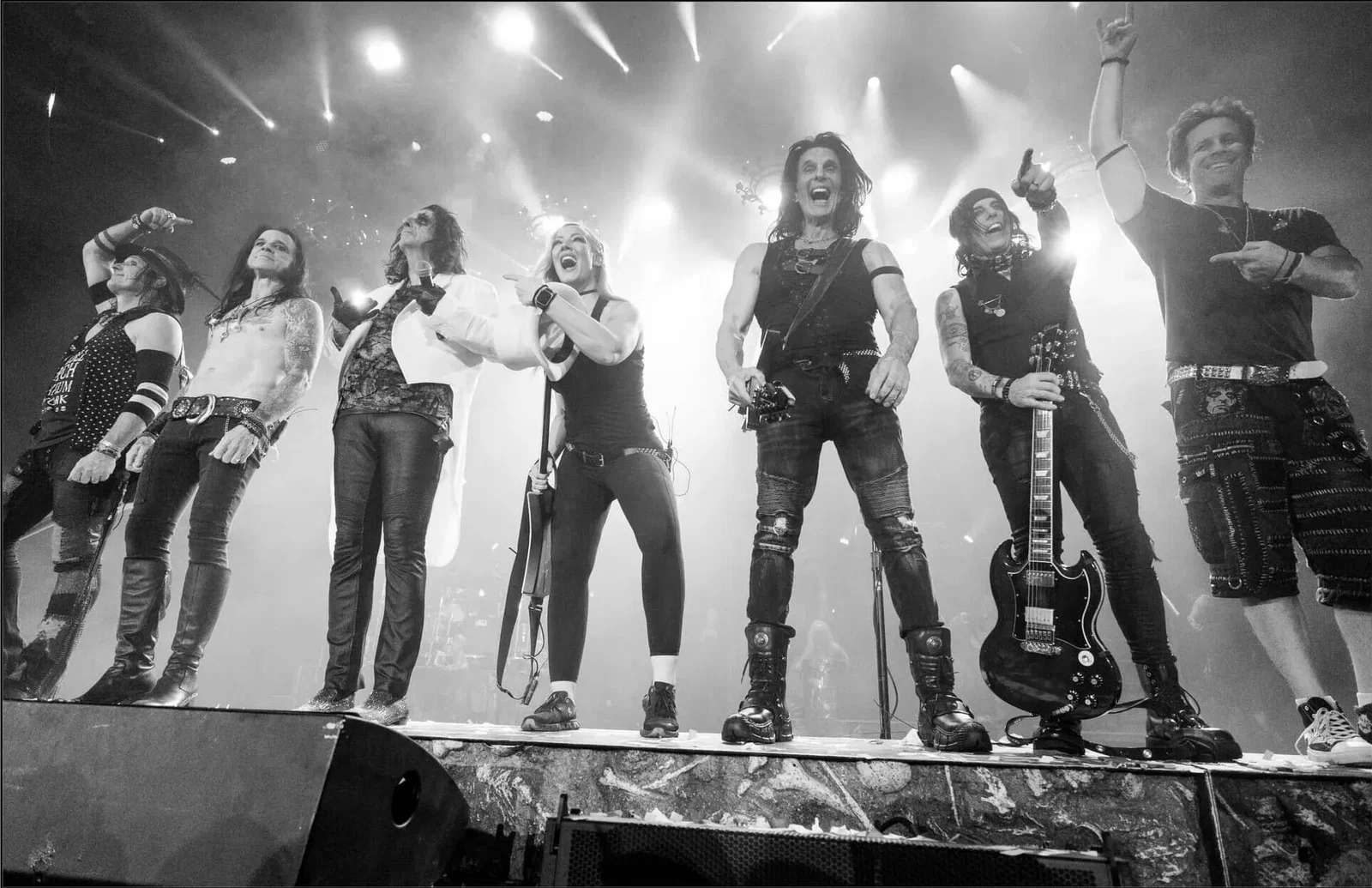 Alice Cooper: Nita Strauss torna sul palco con la band per 'School's Out'