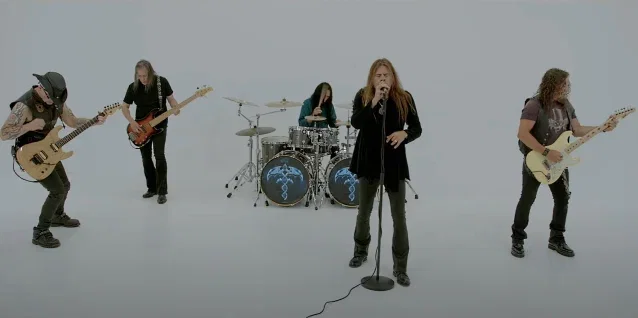 Queensrÿche: il videoclip di "Hold On"