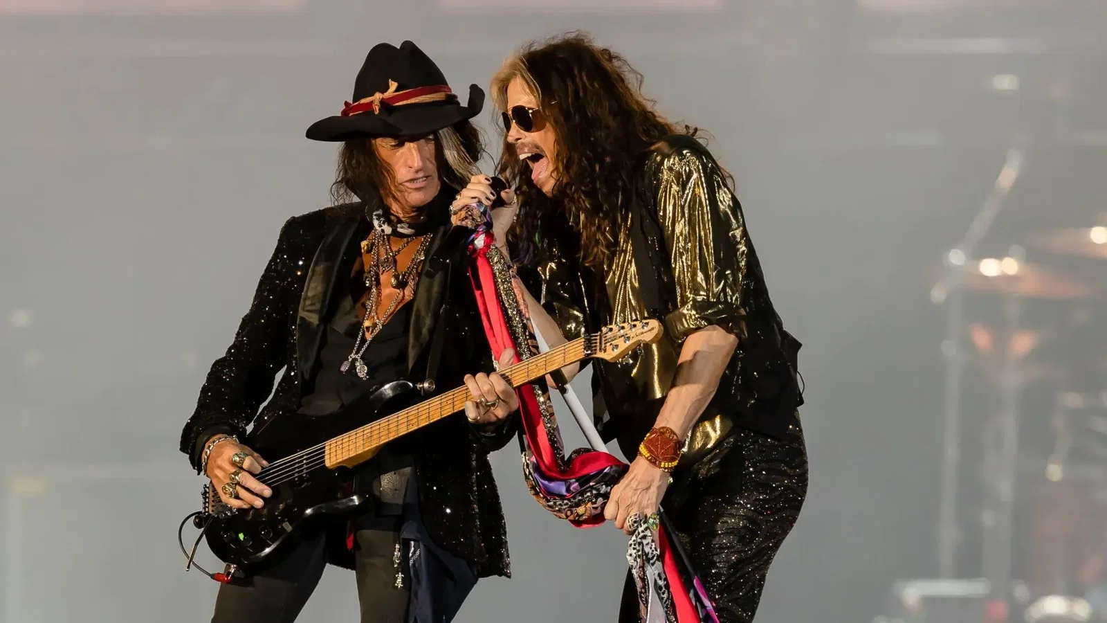 Aerosmith: donano dei veicoli alla Croce Rossa dopo l'impatto degli ultimi uragani in Florida