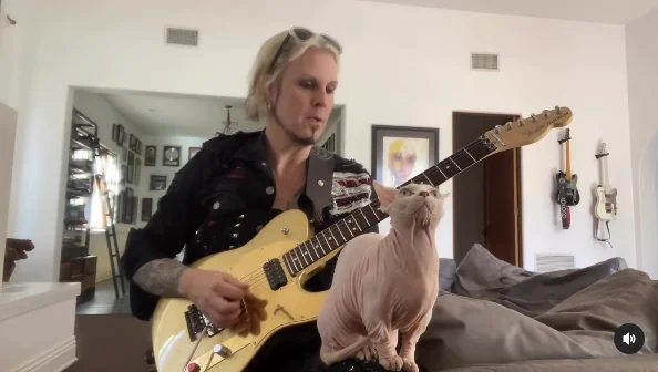 Mötley Crüe: John 5 esegue 'Looks That Kill'