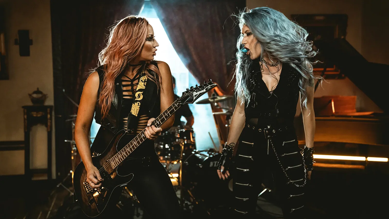 Nita Strauss: guarda il dietro le quinte di 'The Wolf You Feed' feat. Alissa White-Glutz