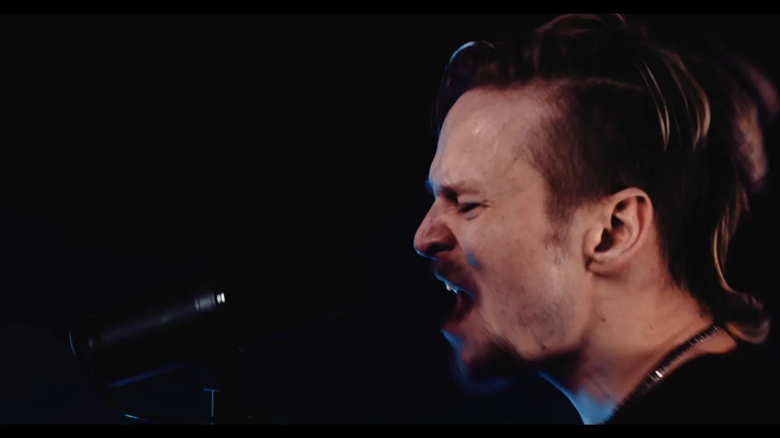 Guns N' Roses: Erik Grönwall degli Skid Row esegue la cover di 'You're Crazy'