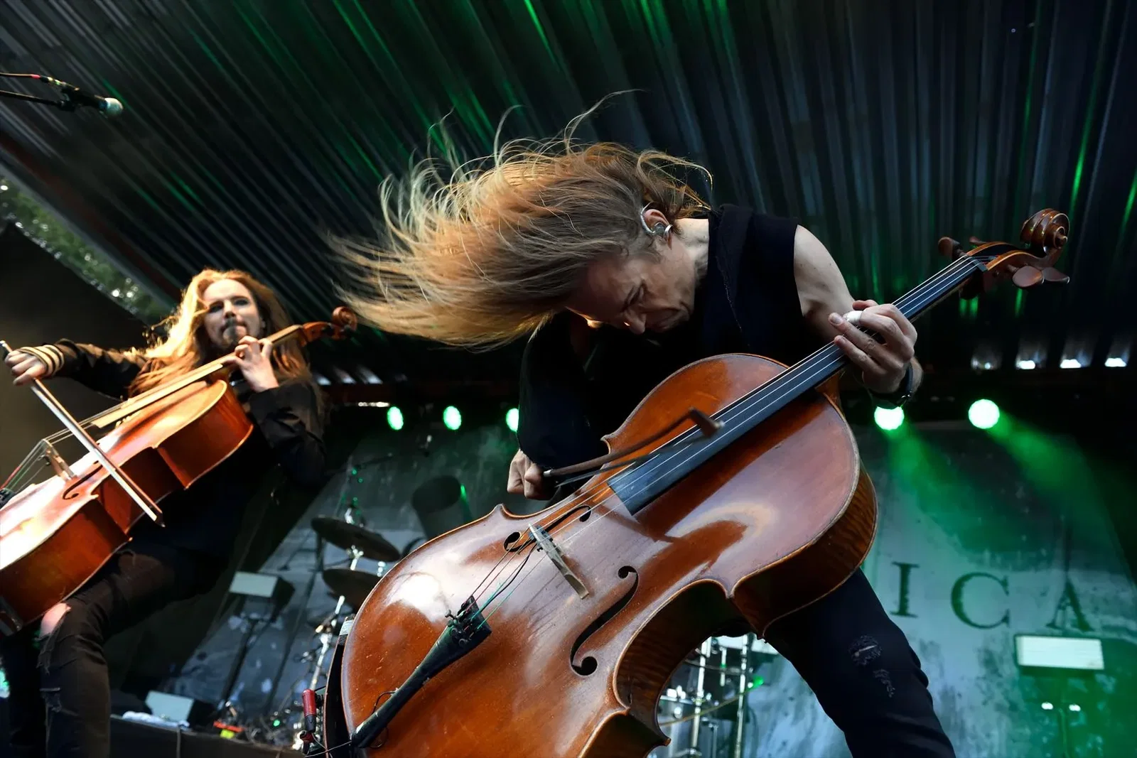 Apocalyptica: il video di 'Rise Again' con Simone Simons degli Epica