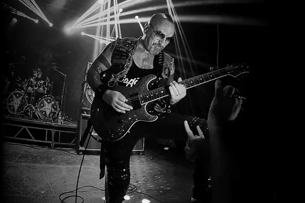 Venom: Mantas risponde a Cronos, "Guarda i video della tua band, se vuoi vedere una performance scadente"