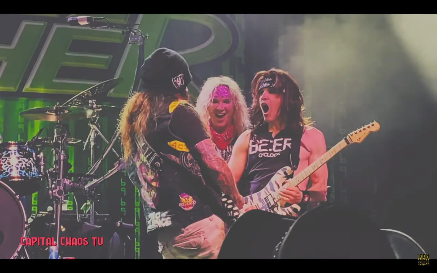 Steel Panther: Phil Demmel sul palco con la band per 'Asian Hooker'
