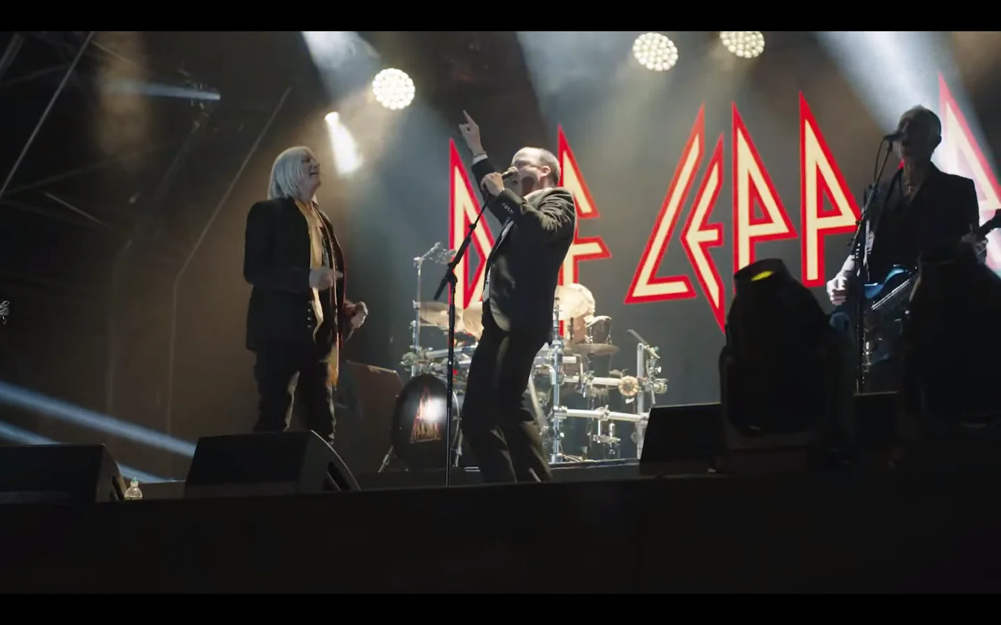 Def Leppard: sul nuovo film Netflix 'Bank Of Dave'; guarda il dietro le quinte