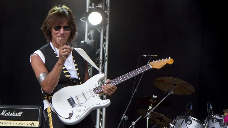 Jeff Beck: annunciata la biografia definitiva intitolata "Blow By Blow: The Jeff Beck Story"