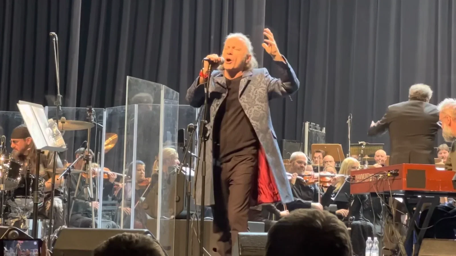 Bruce Dickinson: esegue 'Tears Of The Dragon' con l'orchestra sinfonica bulgara