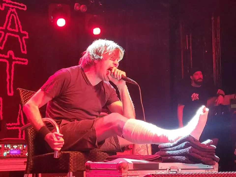 Napalm Death: Mark "Barney" Greenway si frattura la caviglia a Monaco, ma continua il tour da seduto