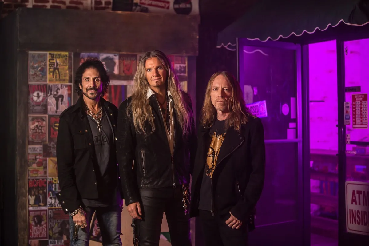 Revolution Saints (Castronovo, Pilson, Hoekstra): nuovo album ad aprile, il video di 'Crime Of The Century'