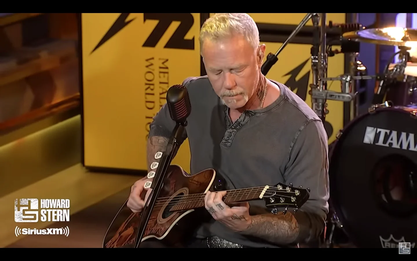 Metallica: eseguono 'Lux Æterna', la versione acustica di 'Blackened' e 'Turn The Page' all'Howard Stern Show