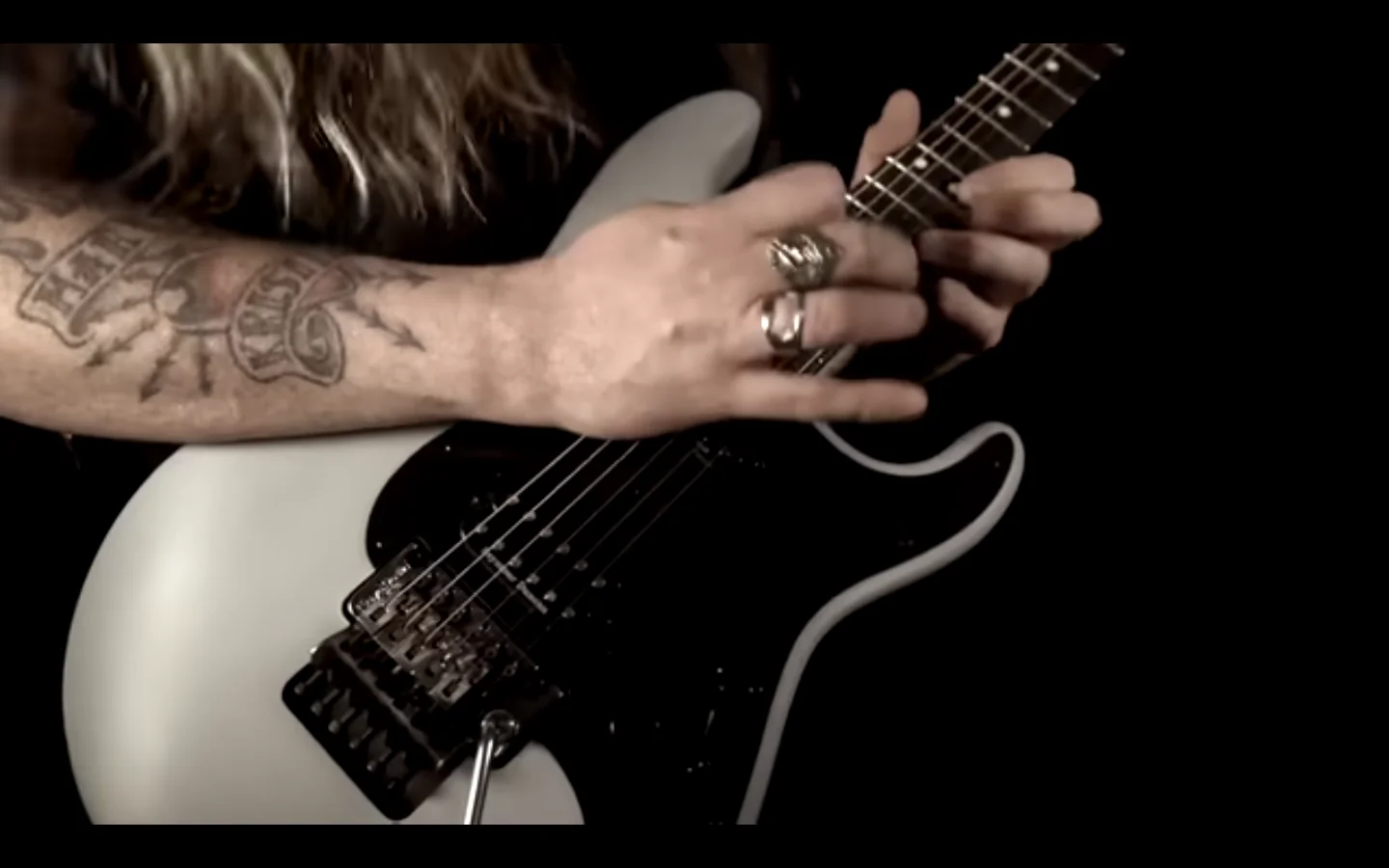 Sabaton: Tommy Johansson esrgue la cover di 'Aces High' degli Iron Maiden