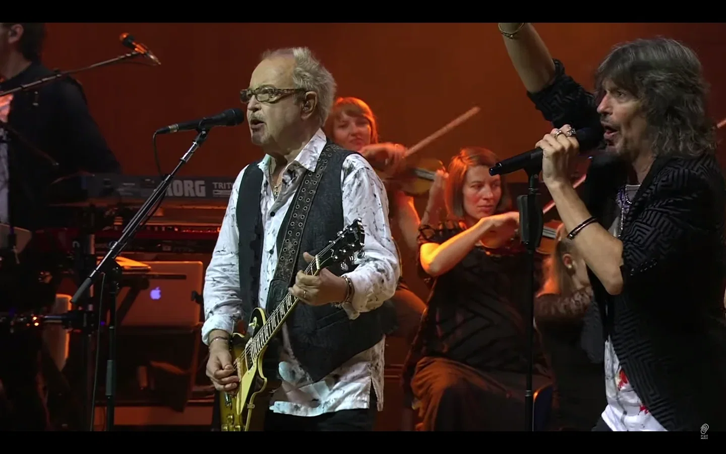 Foreigner: il video ufficiale dal vivo del super classico 'Juke Box Hero' con l'orchestra