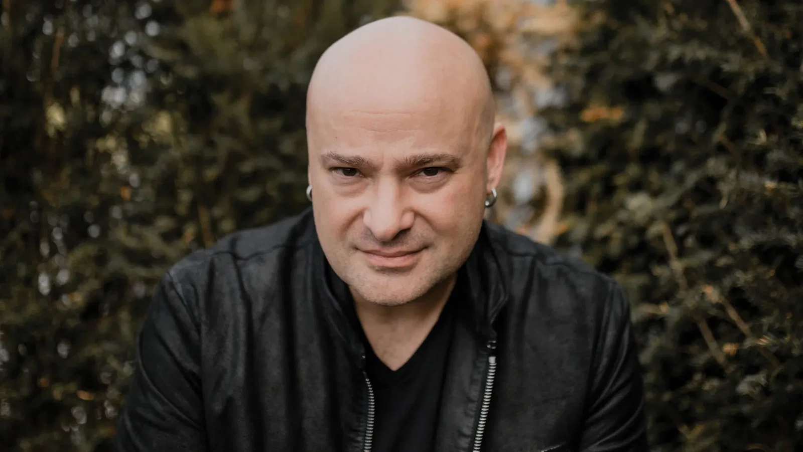 Disturbed: dopo il divorzio David Draiman sbarca su Tinder, poi si cancella e si scaglia contro l'app di incontri