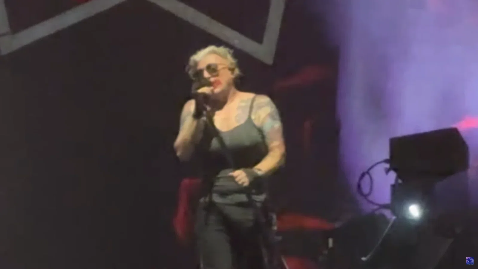 Tool: Maynard James Keenan suona con rossetto e seno finto per protestare contro le leggi che discriminano i transgender in Florida