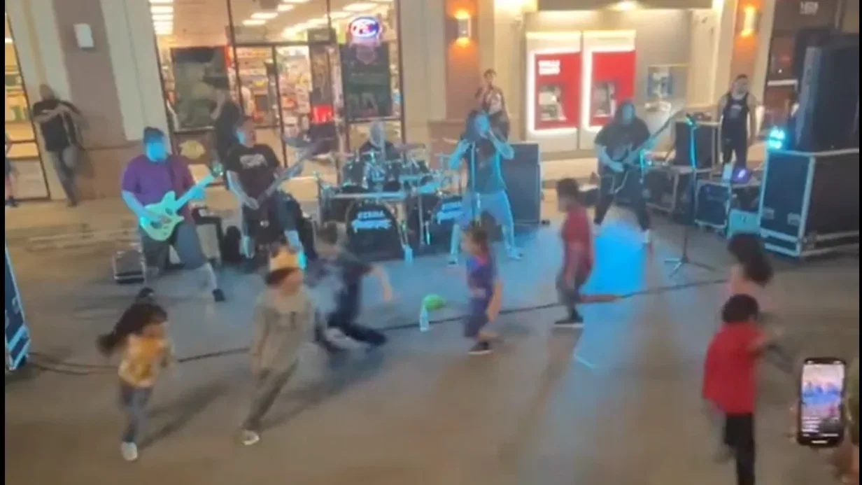 Gruppo Death Metal suona in attesa del lancio del nuovo ‘The Legend Of Zelda’, circle pit davanti al Gamestop