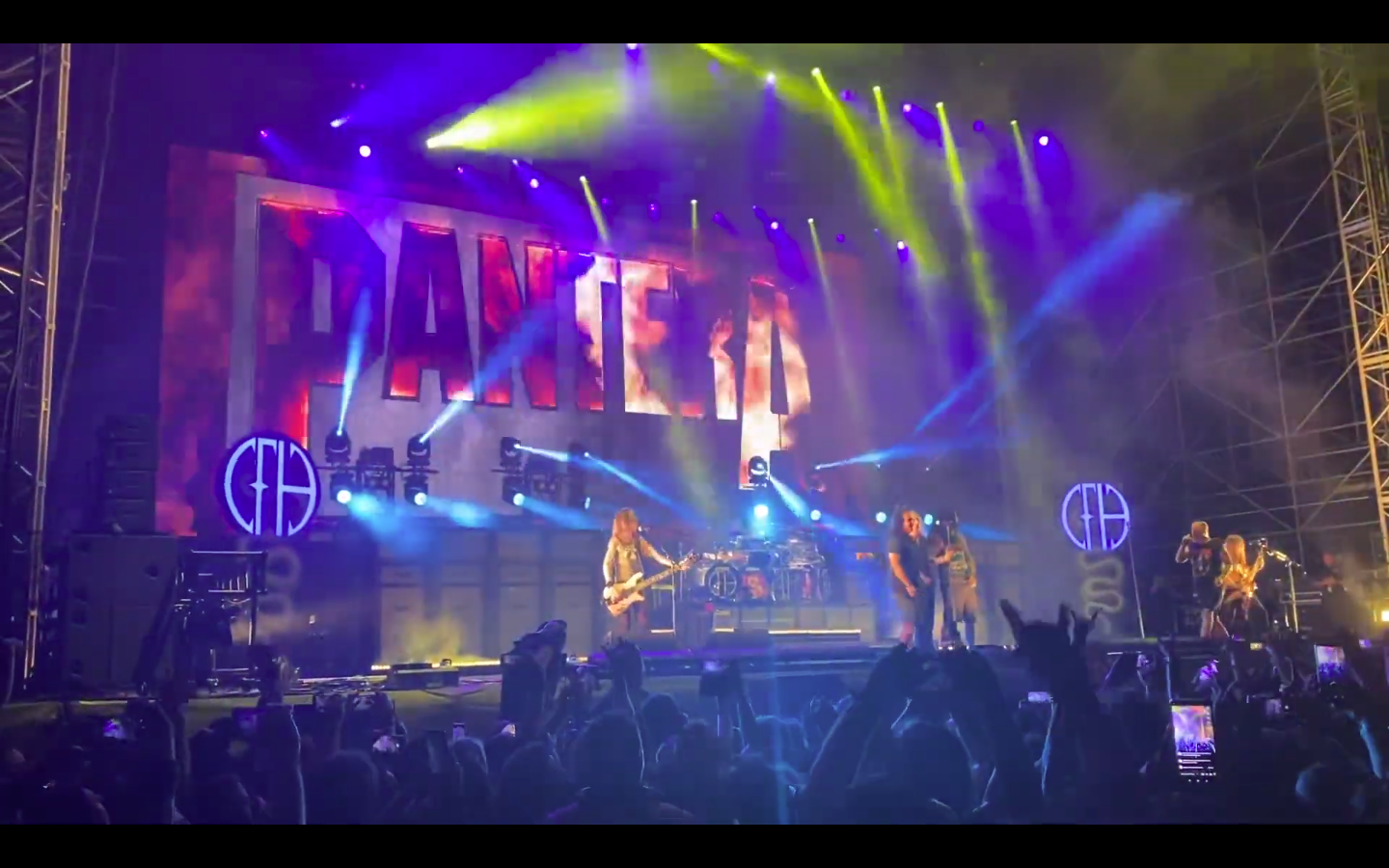 Pantera e Kreator: uniscono le forze sul palco per 'Walk' nella data di ieri a Bologna (video)