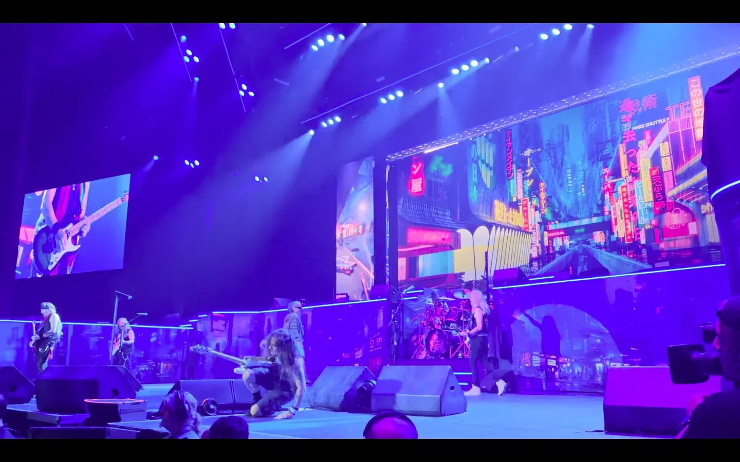 Iron Maiden: Steve Harris scivola sul palco durante l'esecuzione di 'Stranger in a Strange Land'