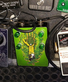 Pedale per chitarra in linea con l'argomento principale della serata