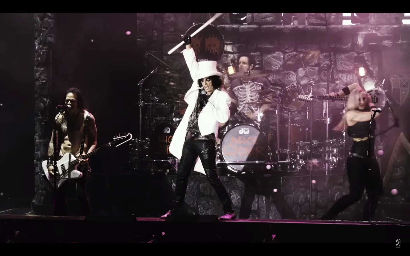Alice Cooper: il video di 'School's Out' dal "Live At Hellfest 2022"