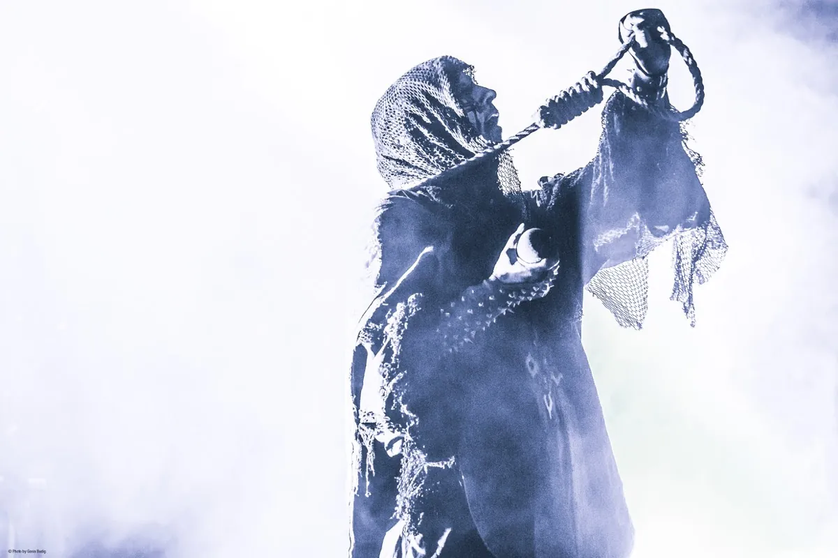 Mayhem: guarda il visualizer video di 'Chainsaw Gutsfuck' dal nuovo live album "Daemonic Rites"