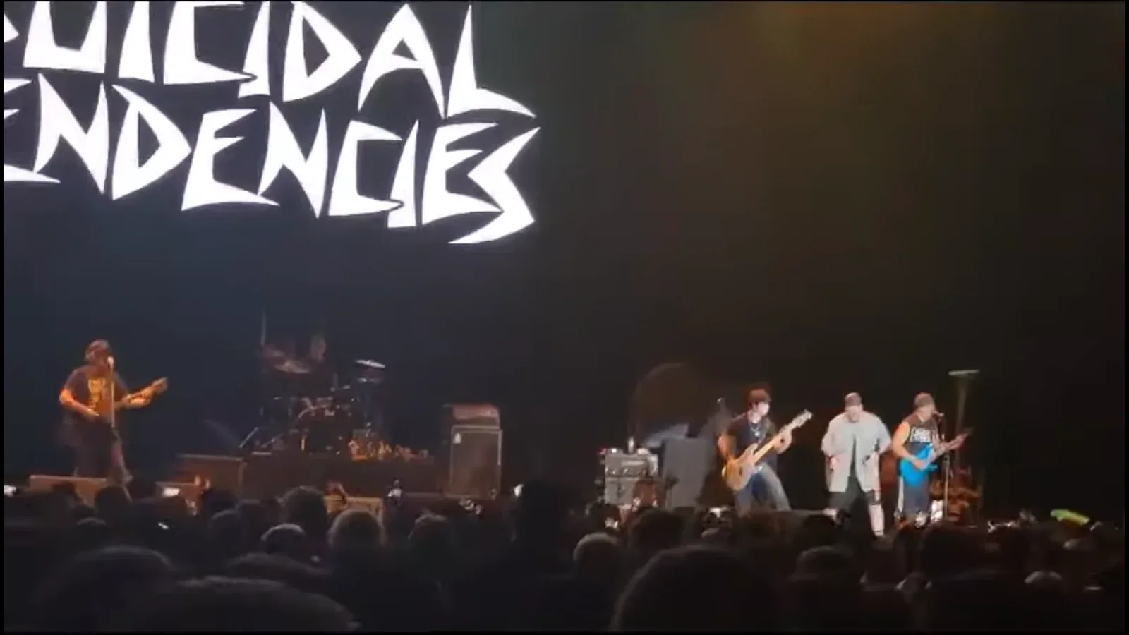 Suicidal Tendencies: Mike Muir cade dal palco mentre esegue 'You Can't Bring Me Down'