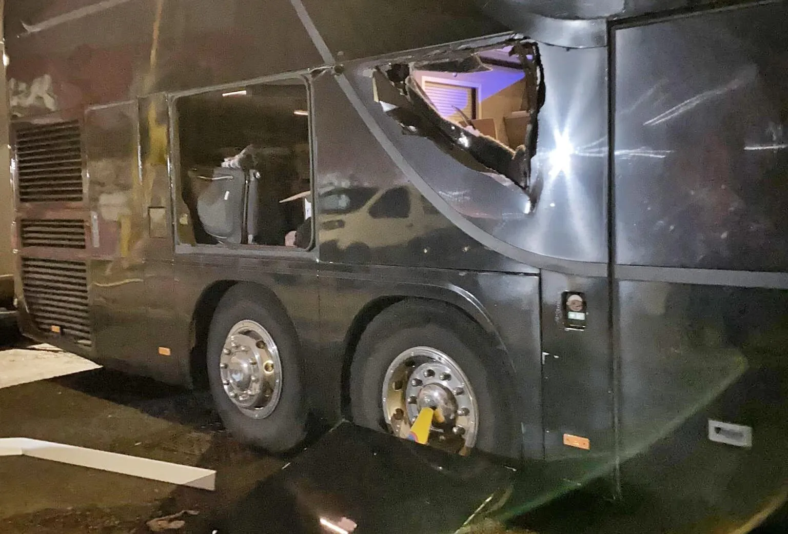 Obituary: auto si schianta contro il tour bus a Glasgow
