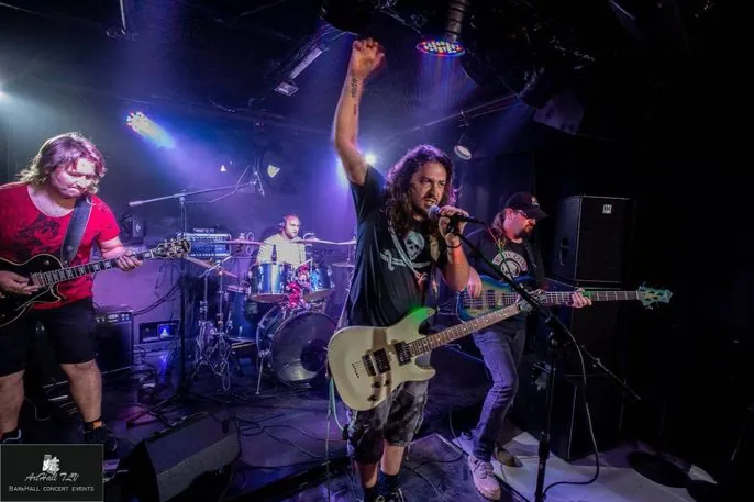 Illegal Mind: la band israeliana pubblica l'LP "From the Ashes", creato in un rifugio antiaereo di Ashqelon